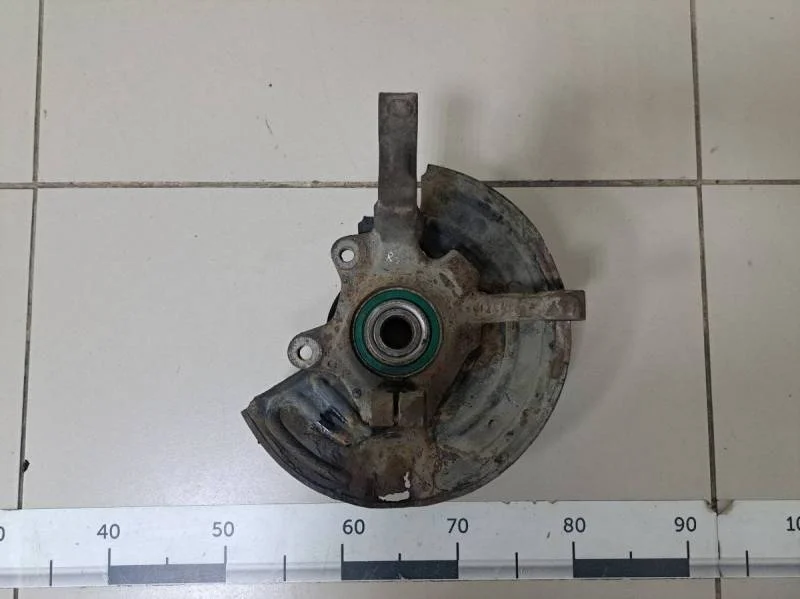 Кулак поворотный передний правый Renault Symbol (1) 2001-2008