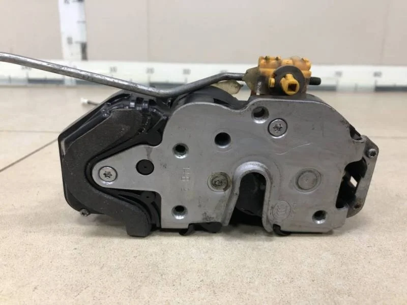 Замок двери передней правой Opel Astra J 2010-2017