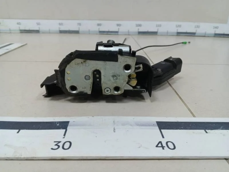 Замок двери задней правой Toyota Corolla E120 2001-2007