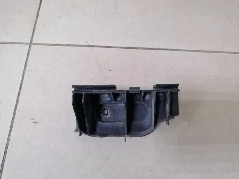 Направляющая заднего бампера правая Toyota Corolla E120 2001-2007