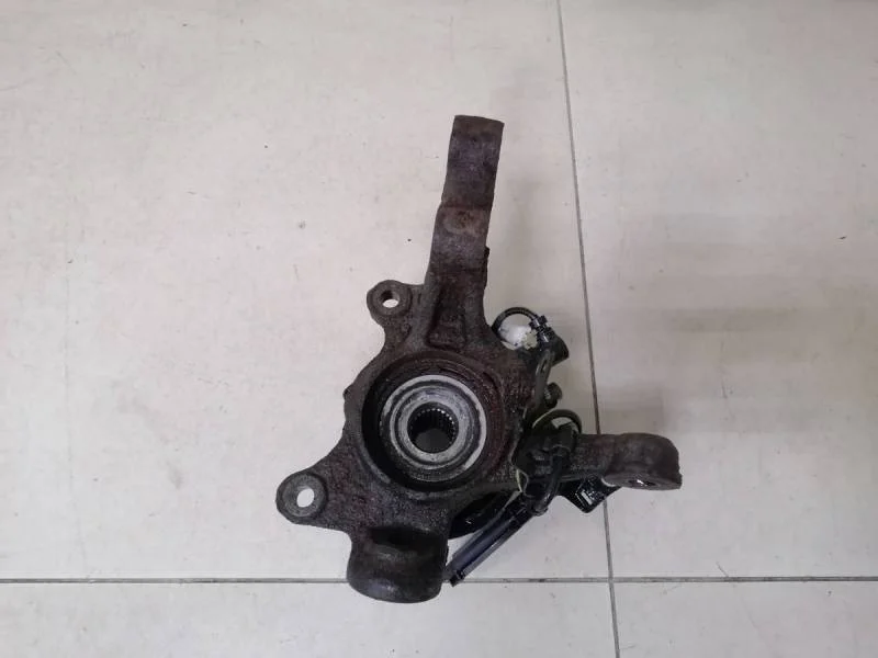 Кулак поворотный передний правый Toyota Corolla E120 2001-2007