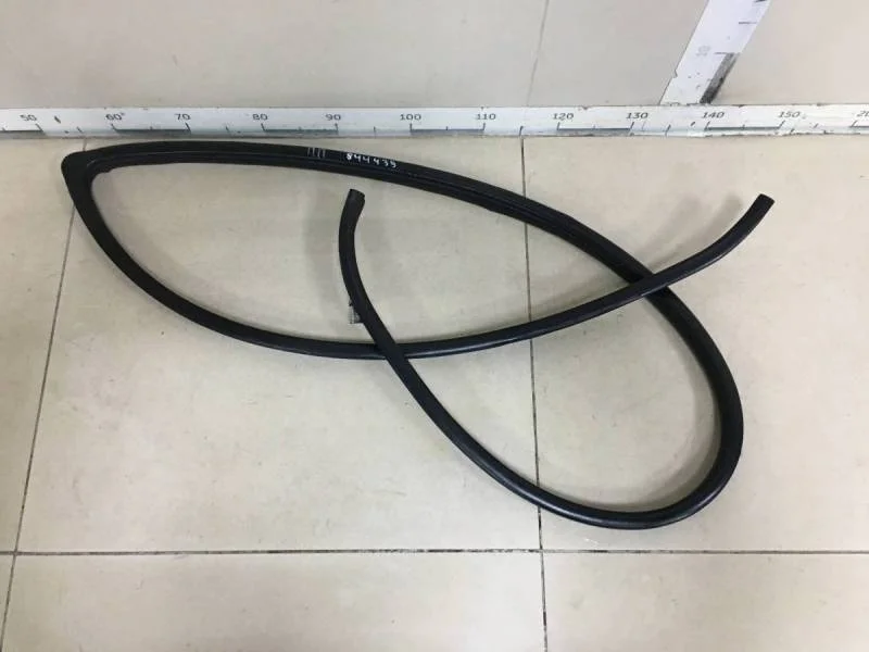 Уплотнитель проема двери передней правой Toyota Avensis (T250) 2003-2009