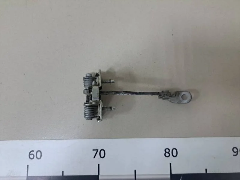 Ограничитель двери Lada Largus 2012>