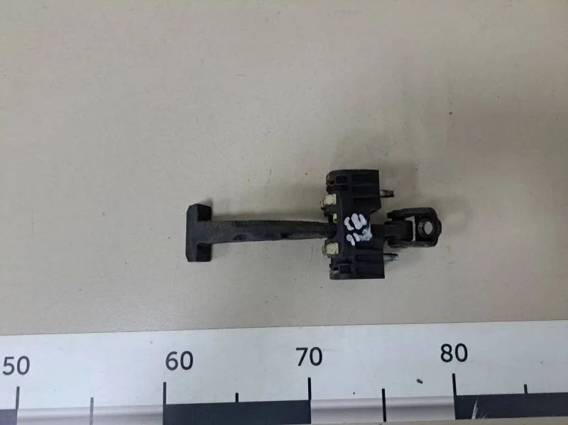 Ограничитель двери Opel Zafira (B) 2005-2012