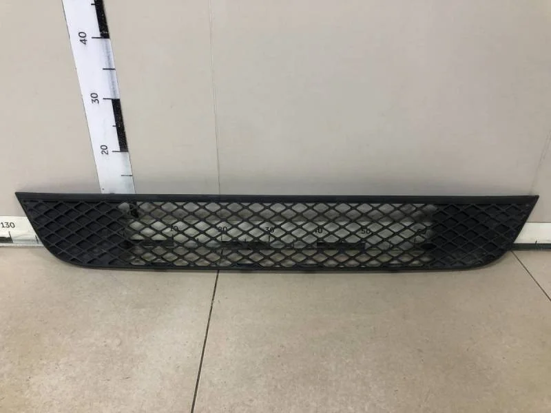 Решетка в бампер центральная Ford Fiesta (MK5) 2002-2008