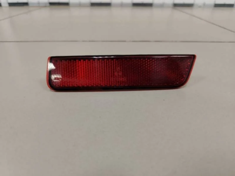 Отражатель в бампер задний правый Renault Sandero 2014>