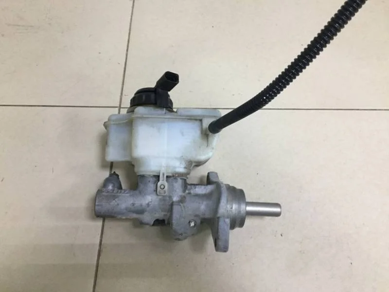 Цилиндр тормозной главный Volkswagen Jetta (5K) 2011>