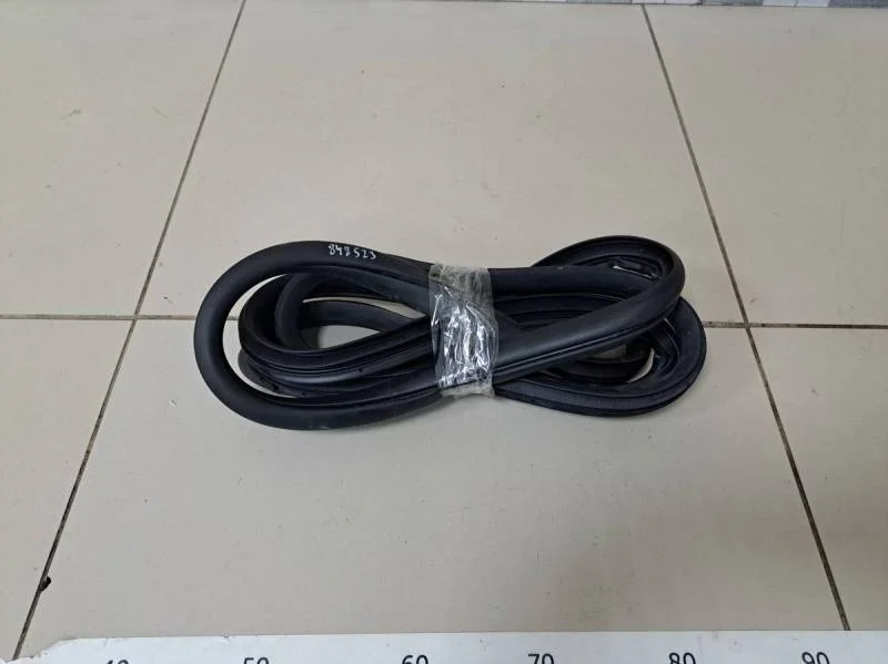 Уплотнитель проема двери передней правой Hyundai Creta 2016>