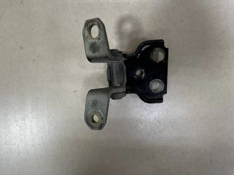 Петля двери задней левой верхняя Suzuki Liana 2001-2007