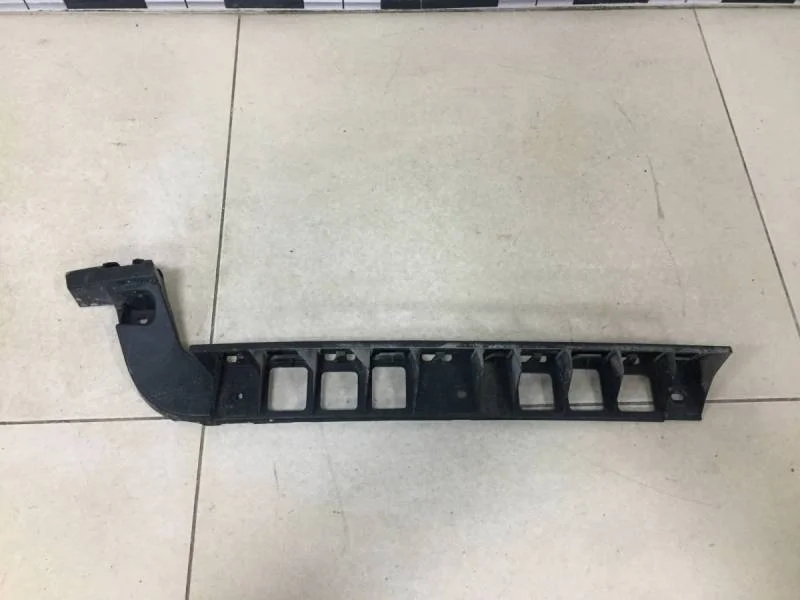 Направляющая заднего бампера левая Skoda Octavia (A7) 2013>