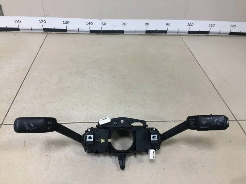 Переключатель поворотов подрулевой Skoda Octavia (A7) 2013>