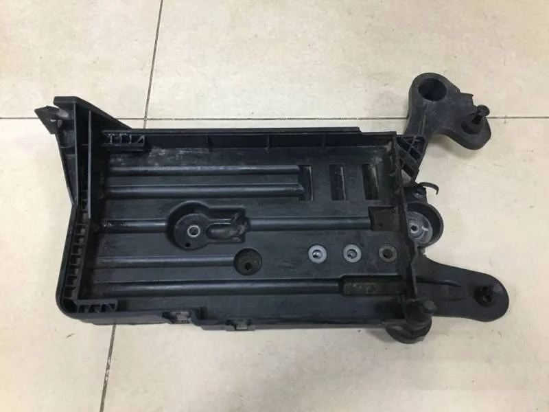 Крепление АКБ (корпус / подставка) Skoda Octavia (A7) 2013>