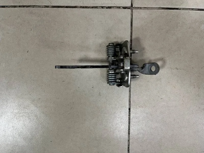 Ограничитель двери Lada Largus 2012>