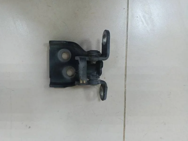 Петля двери передней правой нижняя Ford Fiesta (MK5) 2002-2008