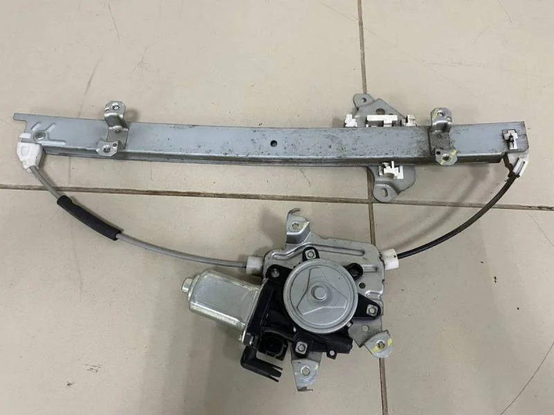 Стеклоподъемник электр. передний правый Nissan Tiida (C11) 2007-2014