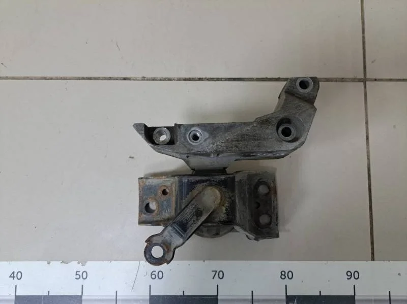 Опора двигателя правая Nissan Tiida (C11) 2007-2014