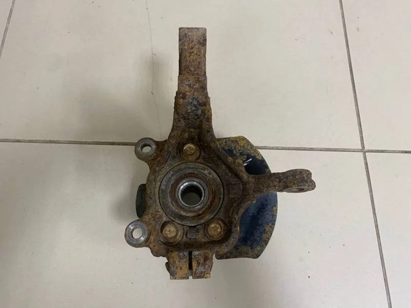 Кулак поворотный передний правый Nissan Tiida (C11) 2007-2014