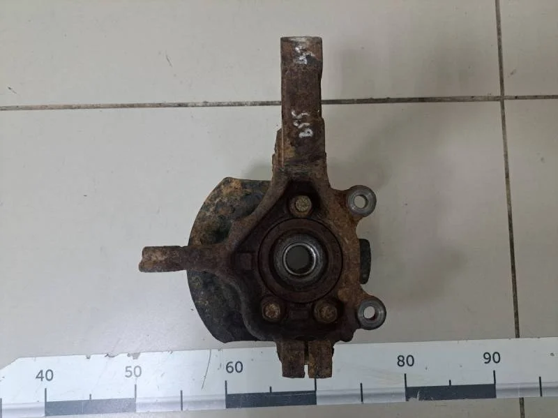 Кулак поворотный передний левый Nissan Tiida (C11) 2007-2014