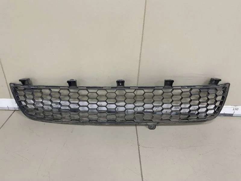 Решетка в бампер центральная Mitsubishi L200 (KB) 2006-2016