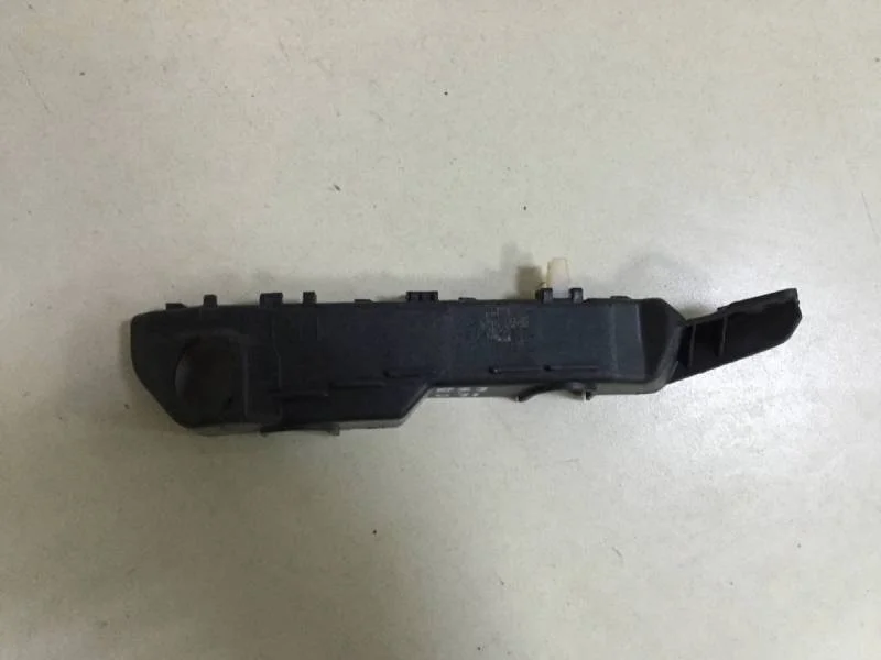 Кронштейн переднего бампера правый Kia Ceed (JD) 2012-2018