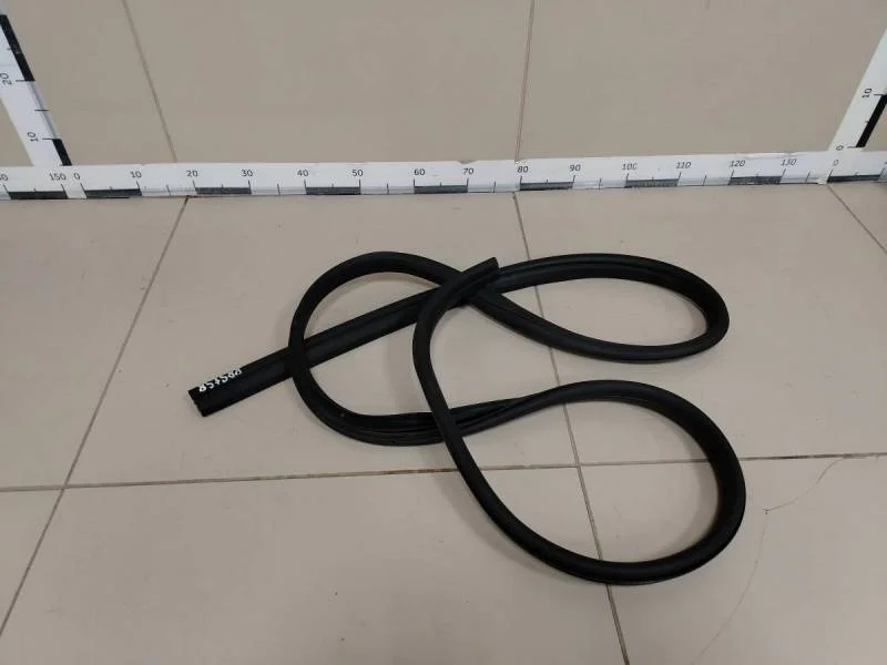 Уплотнитель проема двери передней левой Ford Focus 2 (DA) 2005-2008