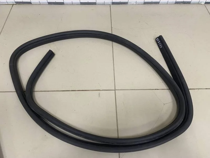 Уплотнитель проема двери передней левой Ford Focus 2 (DA) 2005-2008