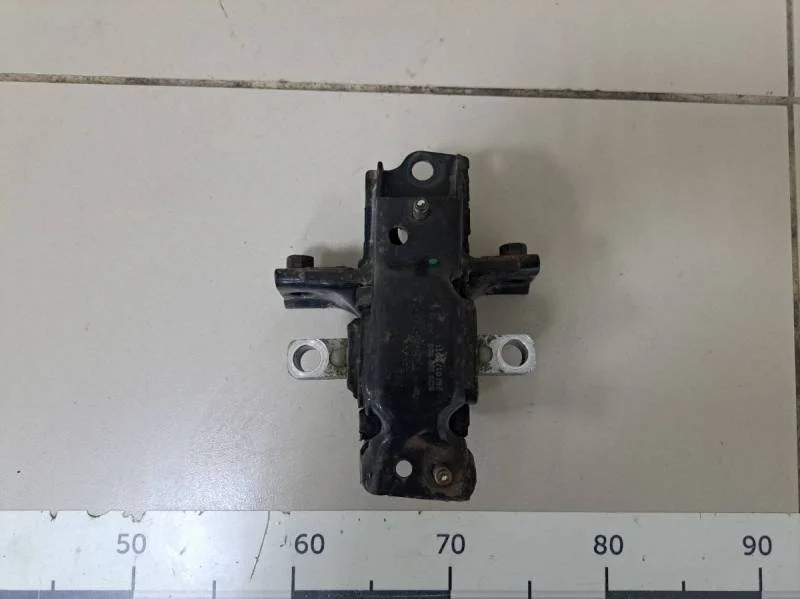 Опора двигателя левая Volkswagen Polo (Sed RUS) 2011>