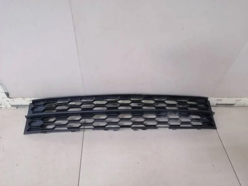 Решетка в бампер центральная Skoda Octavia (A7) 2013>