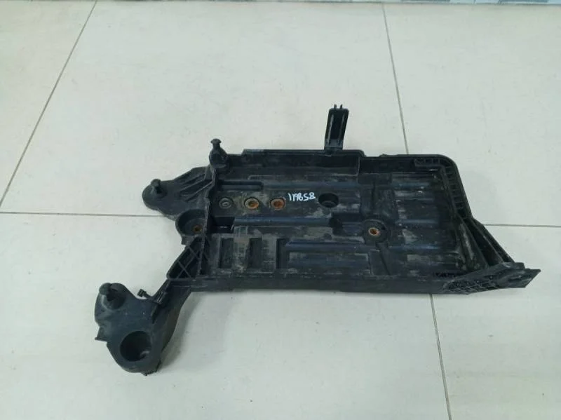 Крепление АКБ (корпус / подставка) Skoda Octavia (A7) 2013>