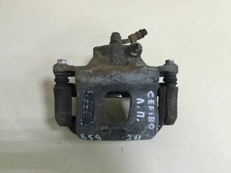 Суппорт передний левый Nissan Maxima (A32) 1995-2000