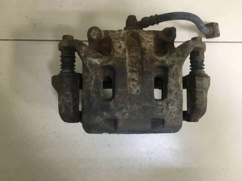 Суппорт передний левый Infiniti M (Y50) 2005-2010