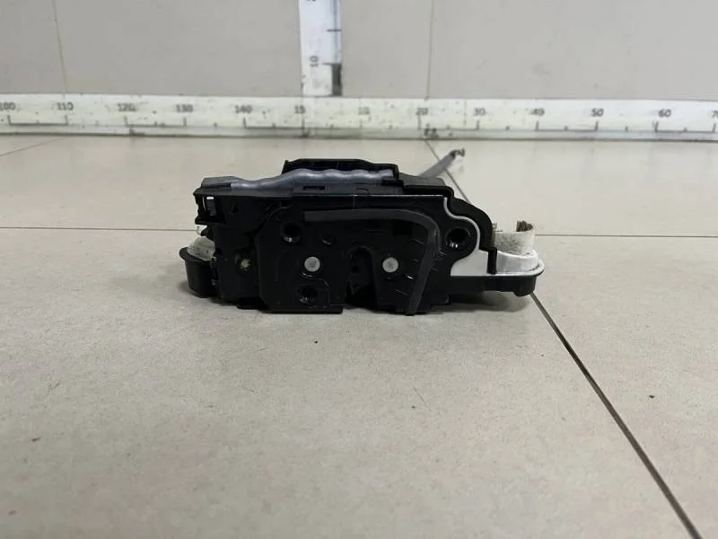 Замок двери передней левой Volkswagen Tiguan (5N1) 2007-2011