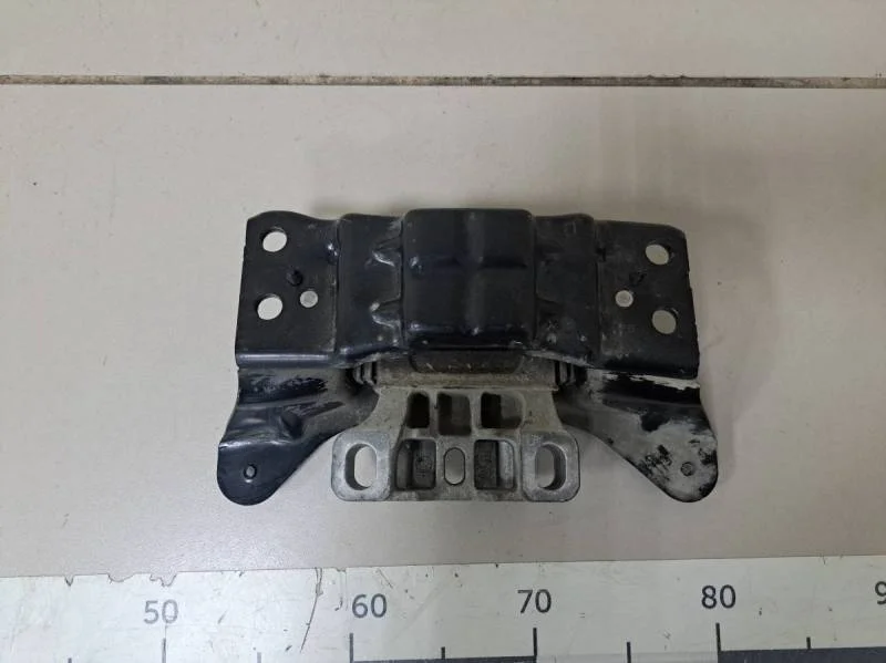 Опора КПП левая Skoda Octavia (A7) 2013>