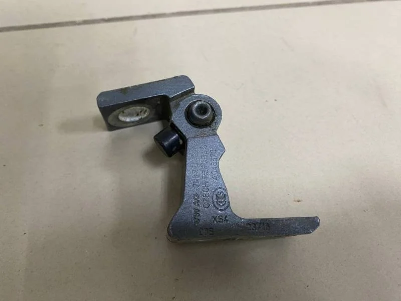 Петля двери Skoda Octavia (A7) 2013>