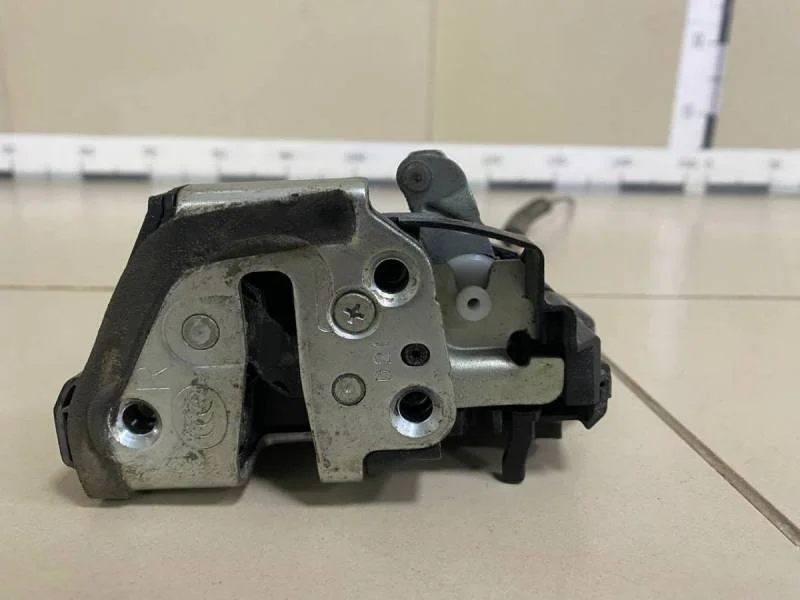 Замок двери задней правой Toyota Camry (V50) 2011-2017
