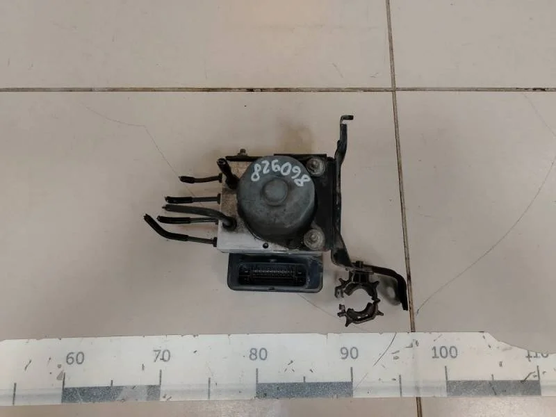 Блок ABS (насос) Toyota Camry (V50) 2011-2017