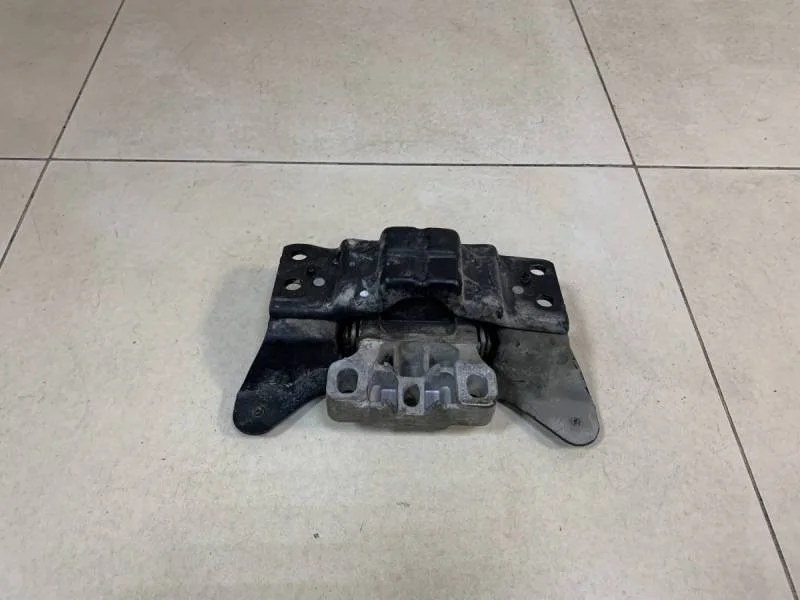 Опора КПП левая Skoda Octavia (A7) 2013>