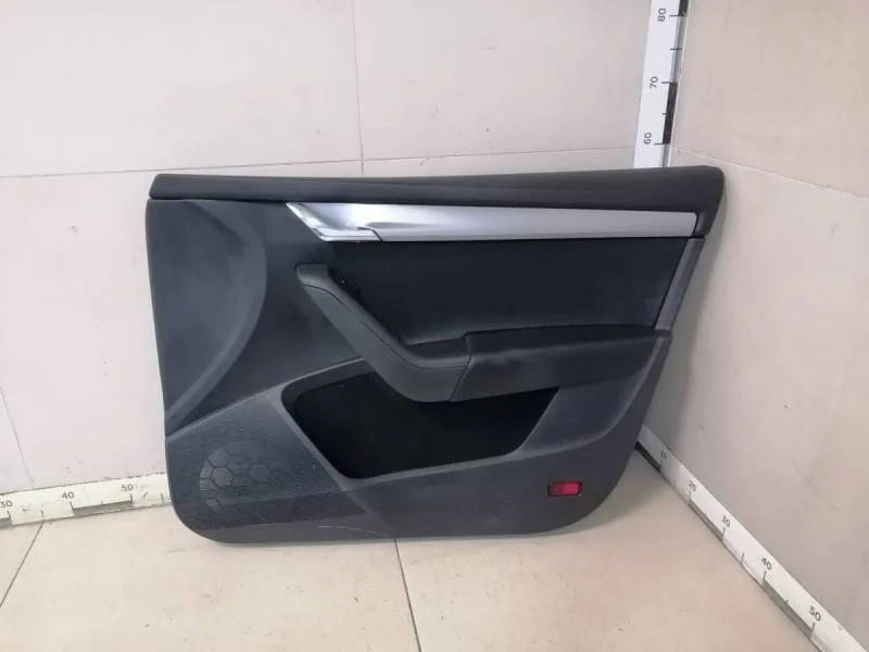 Обшивка двери передней правой Skoda Octavia (A7) 2013>