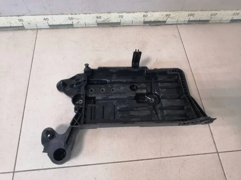 Крепление АКБ (корпус / подставка) Skoda Octavia (A7) 2013>