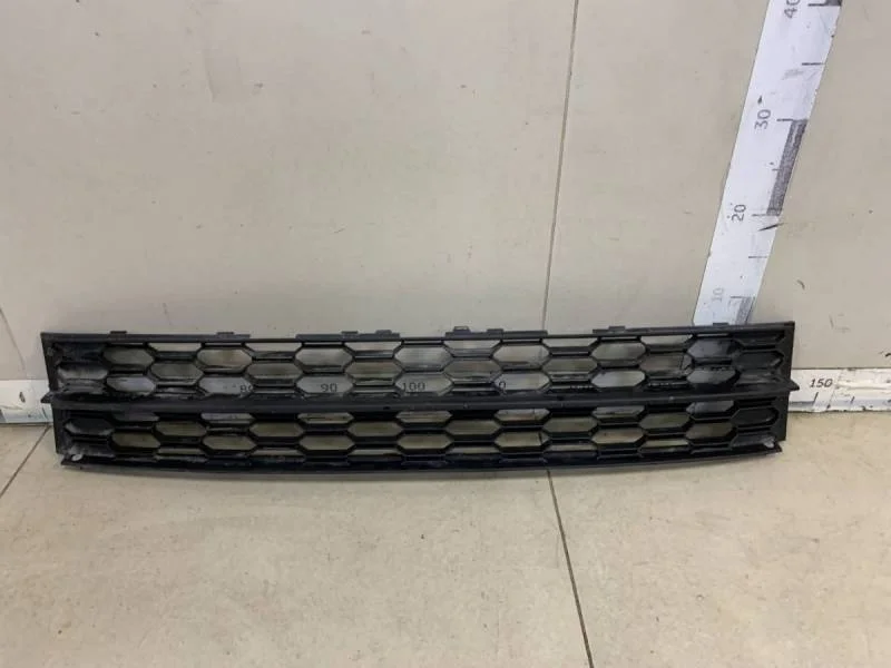 Решетка в бампер центральная Skoda Octavia (A7) 2013>