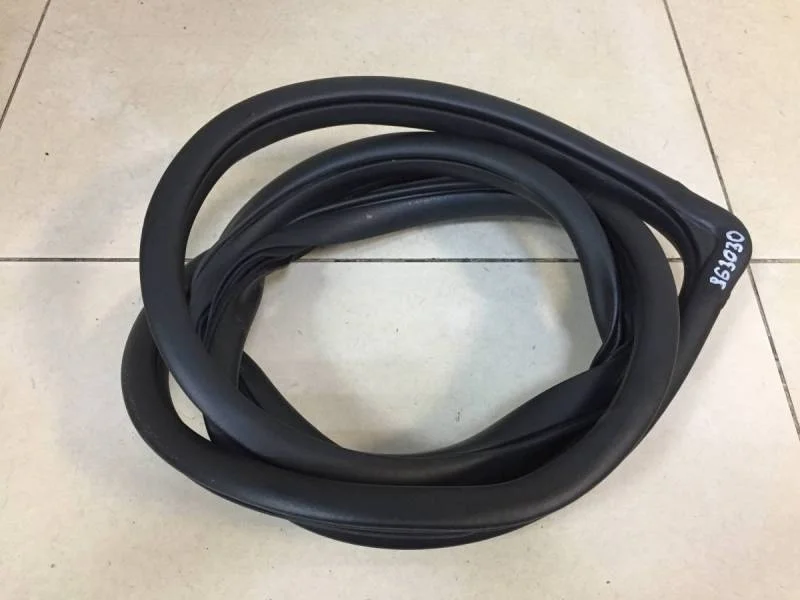 Уплотнитель проема двери передней правой Hyundai Creta 2016>