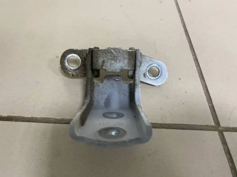 Петля двери передней правой верхняя Hyundai Solaris 2010-2017