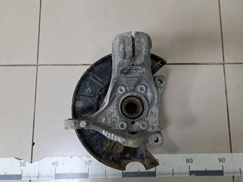 Кулак поворотный передний левый Volkswagen Passat B6 2005-2010