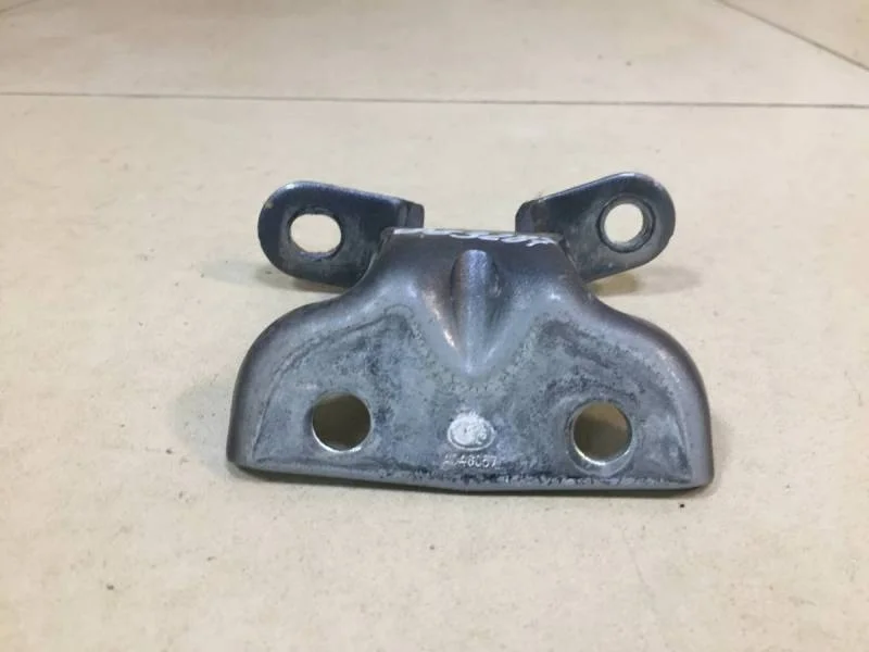 Петля двери передней правой нижняя Hyundai Creta 2016>