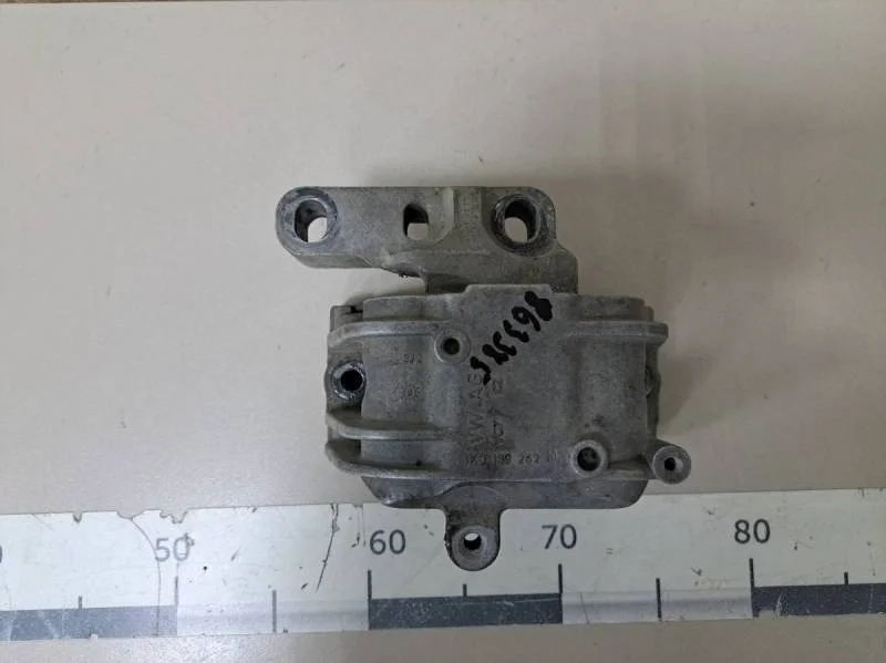 Опора двигателя правая Volkswagen Passat B6 2005-2010