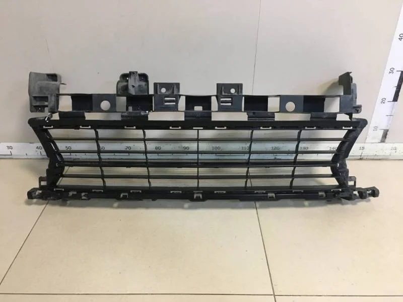 Решетка в бампер центральная Renault Logan (2) 2014>