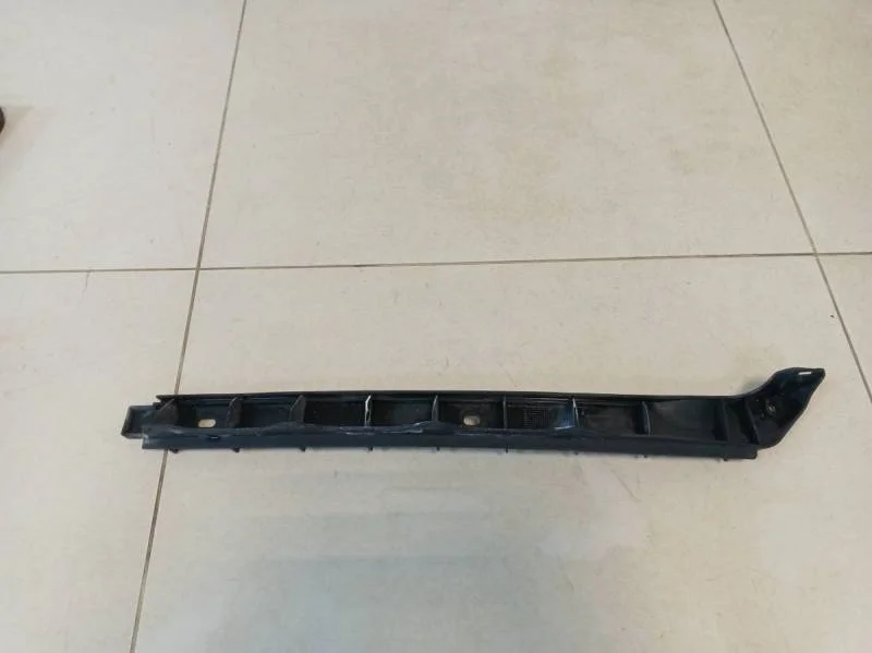 Направляющая заднего бампера правая Skoda Octavia (A5 1Z-) 2004-2013
