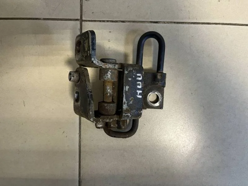 Петля двери передней правой нижняя Volkswagen Jetta (1K) 2006-2011