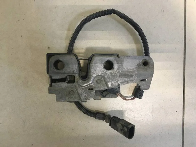 Замок капота Volkswagen Jetta (1K) 2006-2011