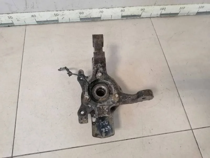 Кулак поворотный передний правый Opel Astra H / Family 2004-2015